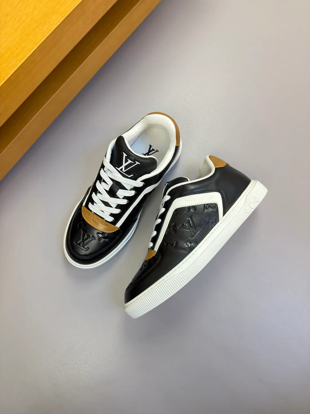 [L Home] Top P: 740💰 Size: 39-44 (customized for 38.45) 2026🆕 Lv new men's high-end original casual sports sneakers Upper: 🔝Nappa calfskin. Air-pressured brand totem, toe box, heel. Air-pressured brand logo, tongue. Sewn brand plastic module Lining: Brand canvas Outsole: Ultra-light TPR rubber; Molded outsole Super high quality control and fine workmanship.